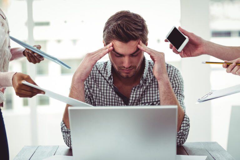 Geschäftsmann, gestresst, aus, bei, Arbeit, in, lässig, Büro
